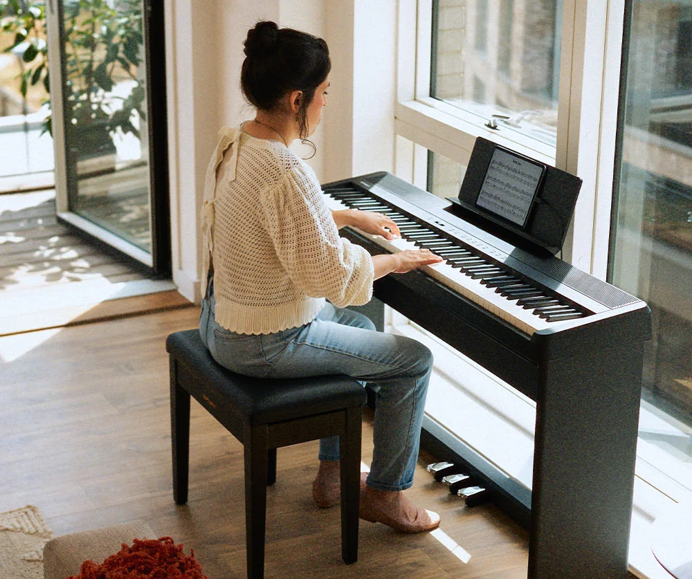 Roland FP-40 digitale piano met pianobank in een lichte woonkamer