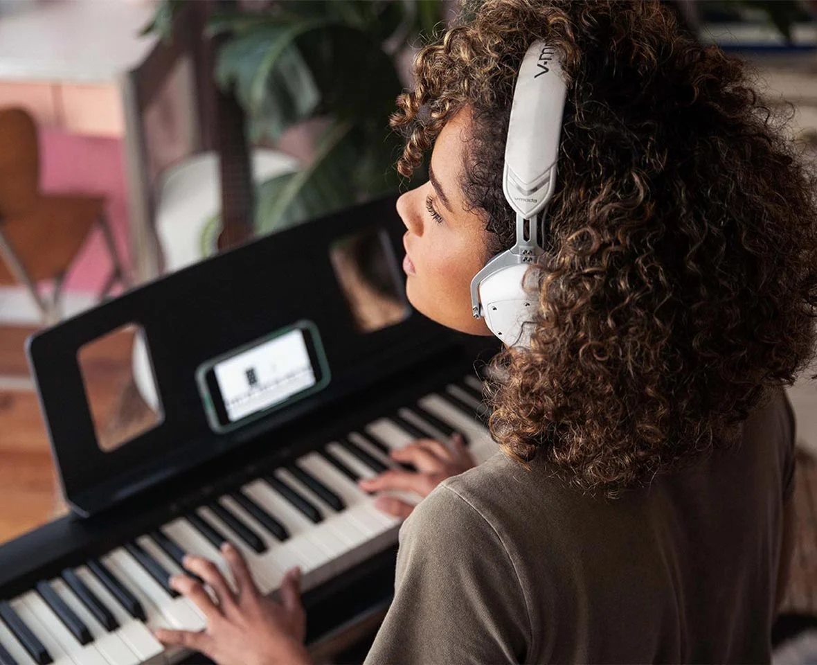 Stil spelen op een Roland digitale piano met een hoofdtelefoon